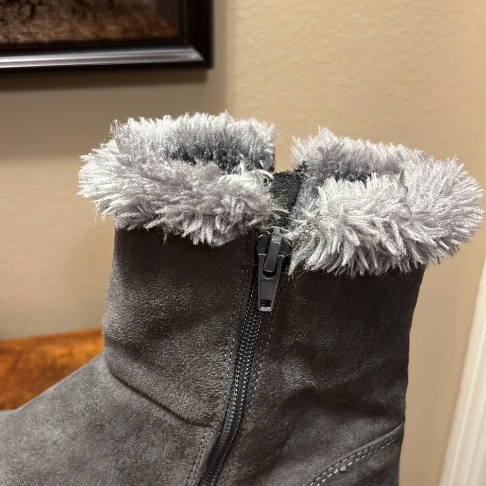 Mia Womens Merion Gray Faux Suede Boots in Size 7.5, EUC